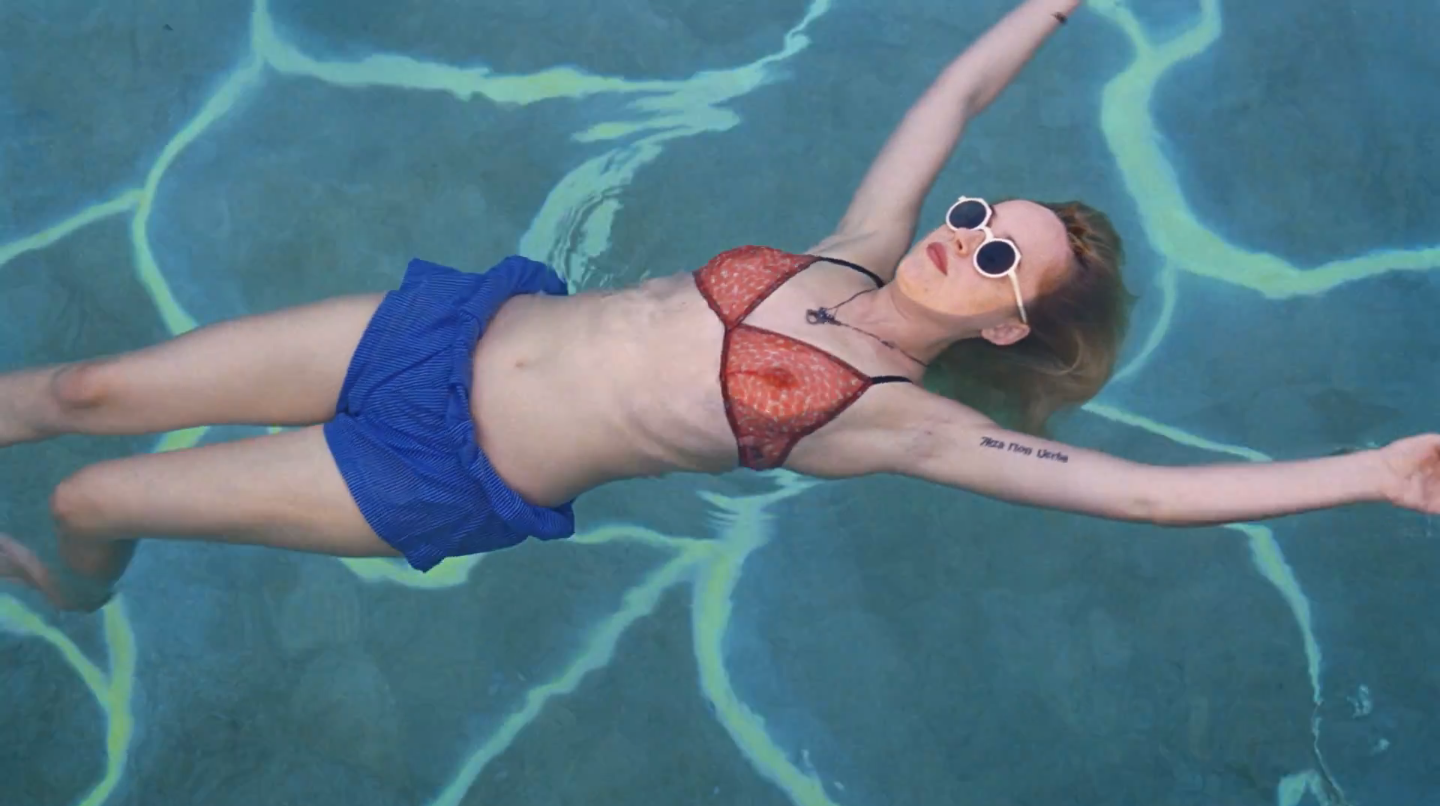 Загадочная Тильда Суинтон в купальнике захватывает дух своей необыкновенной красотой
